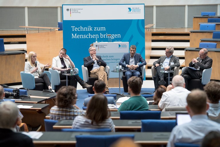 Podiumsdiskussion „Unser Leben mit Künstlicher Intelligenz“