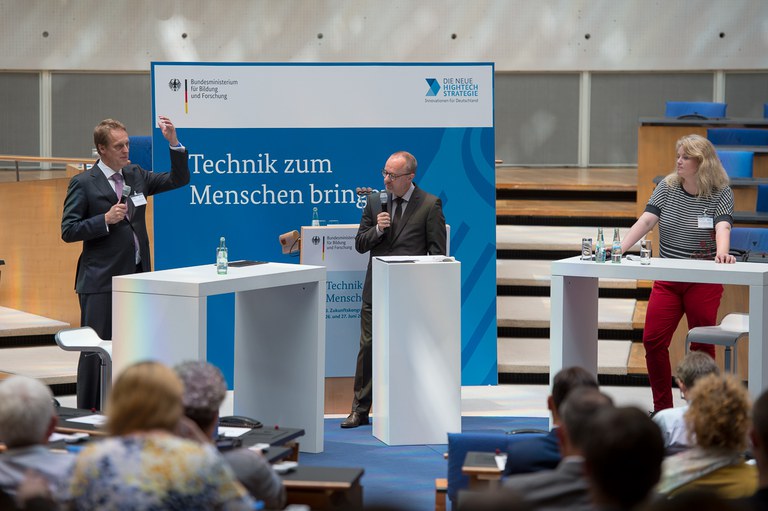 Streitgespräch zwischen Prof. Dr. Katharina Zweig und Dr. Wolfgang Hildesheim