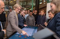 Bundesforschungsministerin Anja Karliczek informierte sich über die Exponate der Förderprojekte.