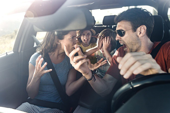 Vierköpfige Familie streitet sich im Auto