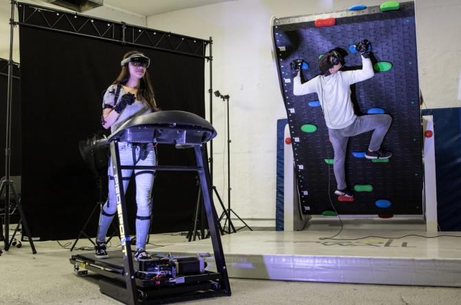 Eine junge Frau läuft mit einer VR/AR-Brille auf einem Laufband. Ein junger Man klettert mit einer VR/AR-Brille eine Boulderwand hoch, die in einem schrägen Winkel liegt.