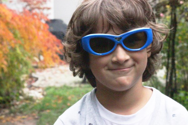 Kind mit neuartiger Shutterbrille