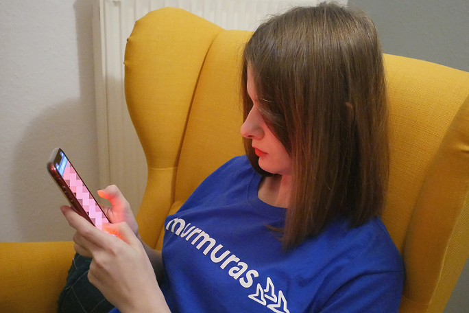 Junge Frau mit Smartphone