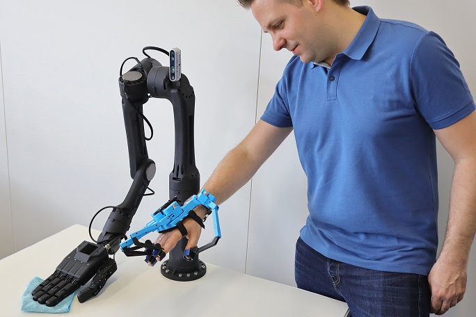 Ein robotisches System, bei dem erstmals das intuitive Anlernen des gesamten Bewegungs- und Greifprozesses bei Service-Anwendungen möglich wird. 
