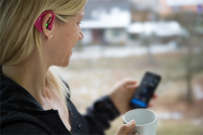 UNISONO kombiniert einen im Ohr tragbaren Sensor zur Erfassung physiologischer Körpersignale mit Spracherkennung.