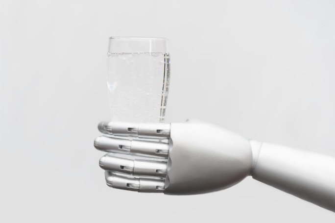 Roboterhand hält Glas