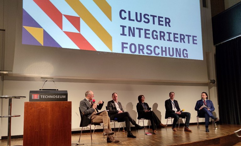 Podium_Fachtagung Cluster Integrierte Forschung.jpg